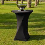 mesa alta de coctel con mantel negro y cubitera de acero inoxidoble