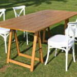 mesa de madera con sillas crossback